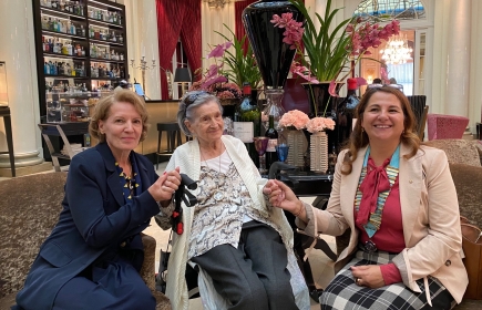 Rose-Blanche Haag, la plus ancienne membre du club, avec ses amies de Innen Wheel