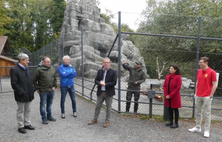Pressekonferenz im Wildpark mit Montage eines Informationstäfelchens zum Sponsoring der Nahrung für die Steinböcke.
